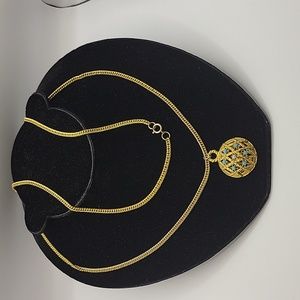 VTG Gold tone necklace with turquoise and pearl pendant